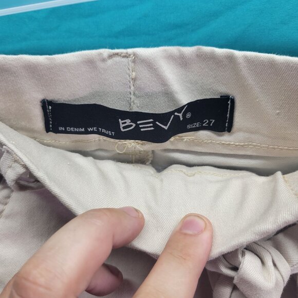 Bevy Womens Khaki Capris With Belt Size 27 Knee Length Casual Style - Picture 2 of 7